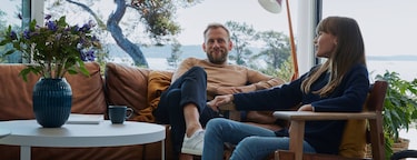 Zwei Personen entspannen in einem Wohnzimmer