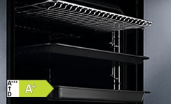 Ein geöffneter Backofen mit mehreren Auszügen